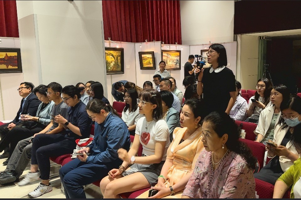 參會(huì)記者現(xiàn)場(chǎng)提問(wèn)。