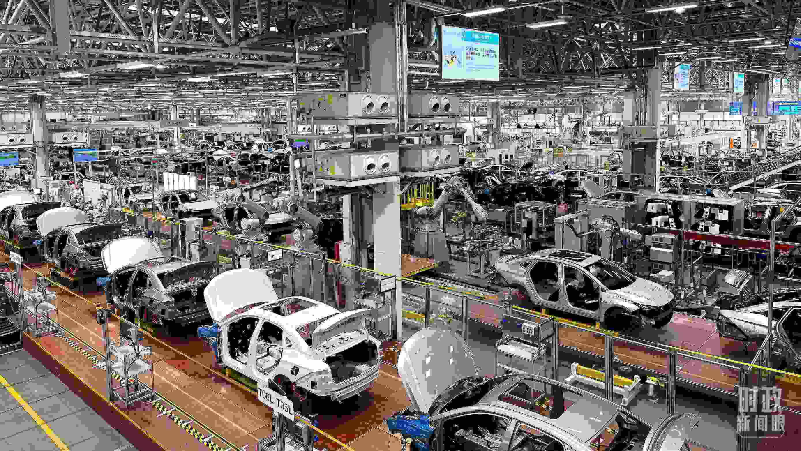 廣州廣汽埃安總裝車間智能生產(chǎn)線。2023年4月，習(xí)近平曾到這里考察。（總臺(tái)央視記者趙化拍攝）