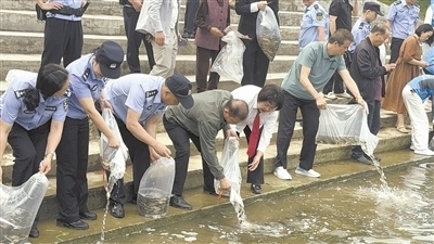 庭審后開展增殖放流。