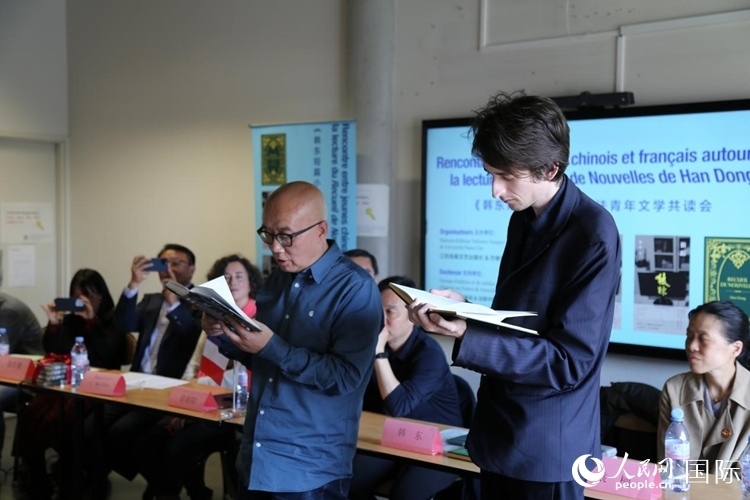 法國(guó)學(xué)子與作家韓東共讀小說(shuō)選段。人民網(wǎng)記者 于超凡攝