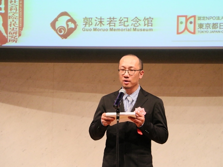 郭沫若紀(jì)念館副館長(zhǎng)梁雪松代讀致辭。人民網(wǎng) 許可攝