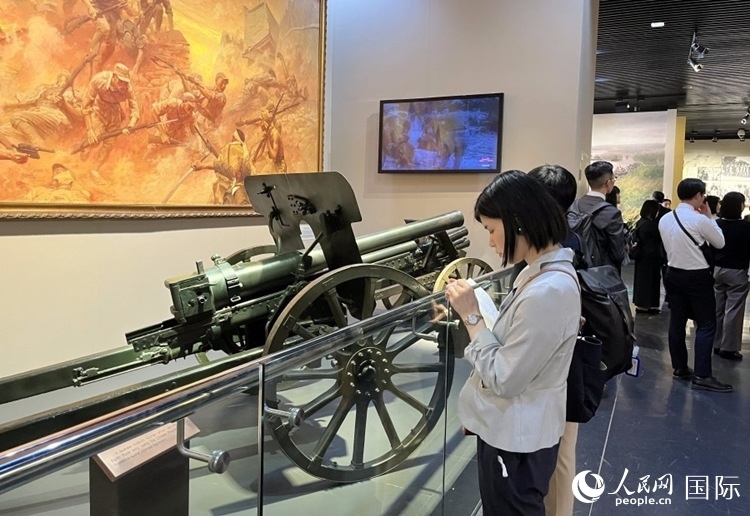 創(chuàng)價學會青年代表團成員在中國人民抗日戰(zhàn)爭紀念館參觀。人民網記者 陳思攝