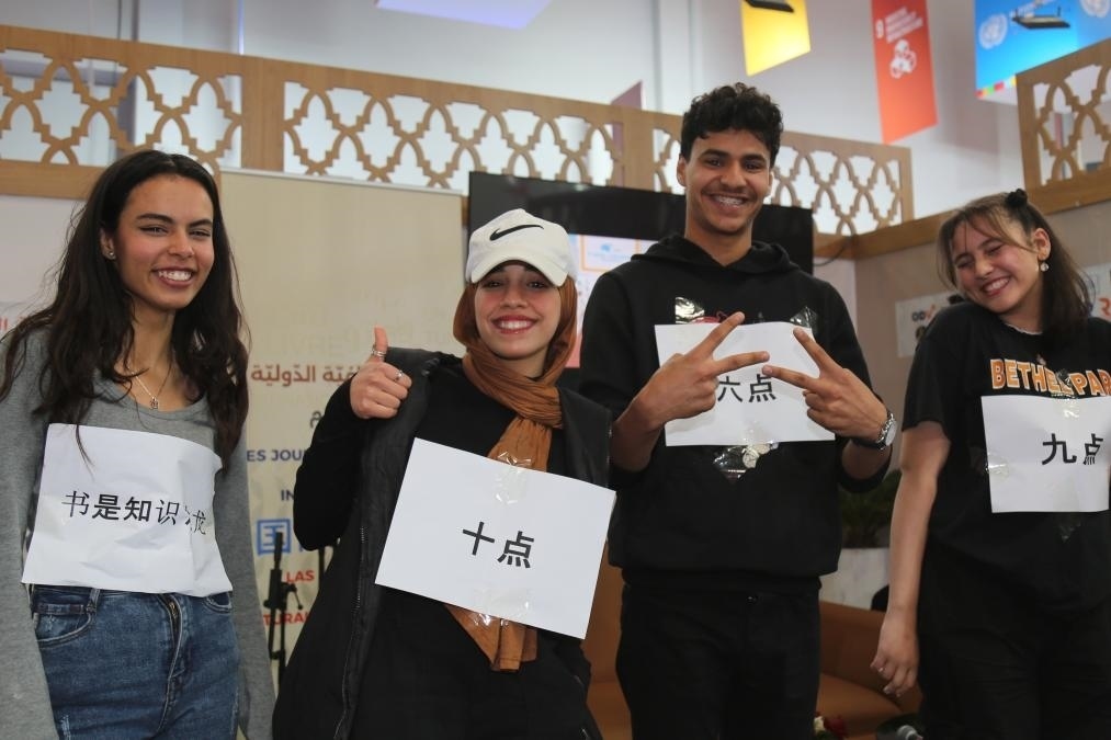 2024年4月24日，突尼斯高中生在首都突尼斯市舉辦的突尼斯國際書展上表演漢語節(jié)目。新華社發(fā)（阿代爾攝）