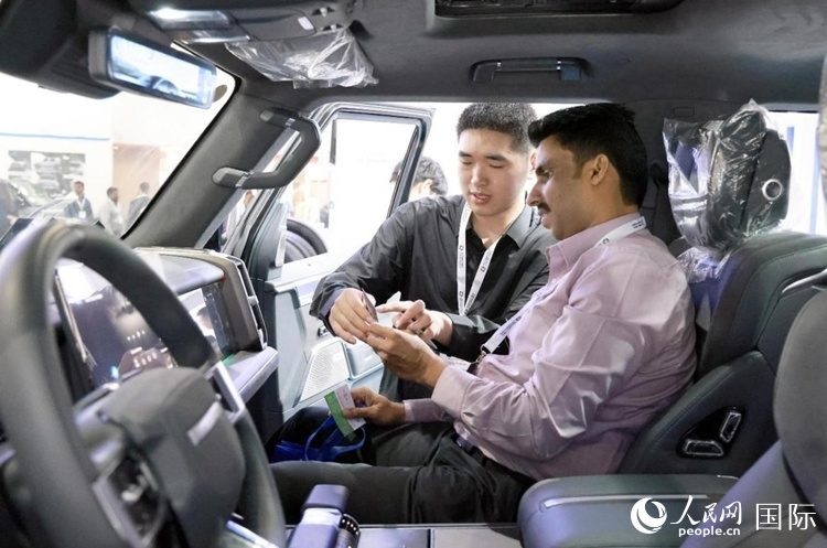 客戶在了解中國(guó)產(chǎn)汽車。人民網(wǎng)記者 管克江攝