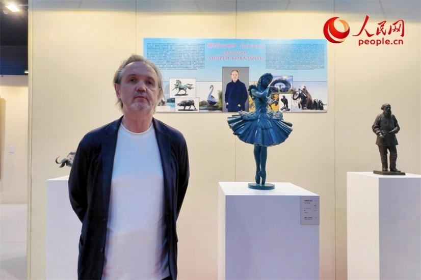 俄羅斯人民藝術(shù)家、俄羅斯美協(xié)主席安德烈·科瓦爾丘克正在接受人民網(wǎng)的采訪。人民網(wǎng)記者 劉微攝