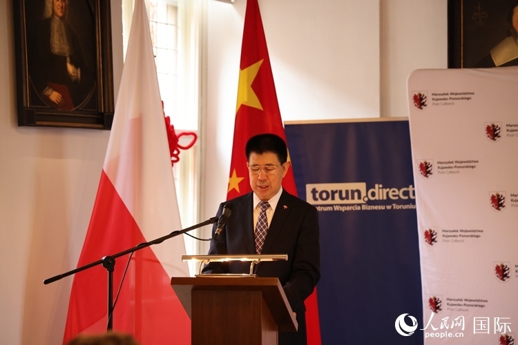 :孫霖江大使在開(kāi)幕式現(xiàn)場(chǎng)致辭。人民網(wǎng)記者 禹麗敏攝