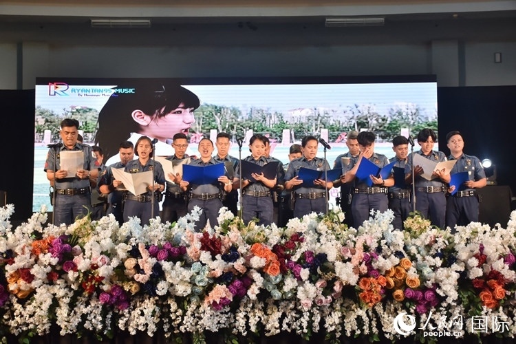 邦板牙省警察局學(xué)員在結(jié)業(yè)典禮上表演合唱。人民網(wǎng)記者 樊帆攝