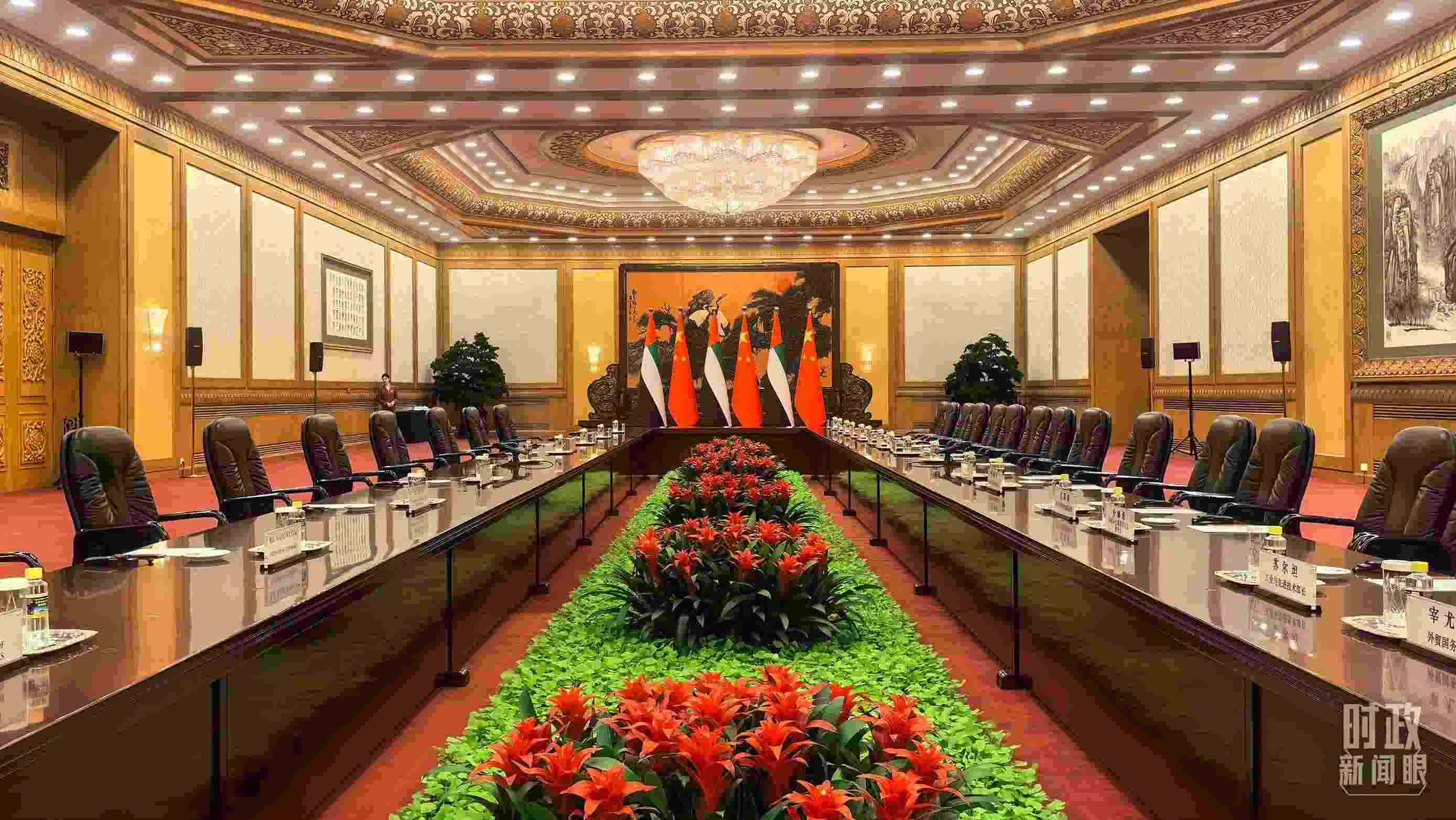 △5月30日下午，習(xí)近平主席同阿聯(lián)酋總統(tǒng)穆罕默德會談。這是會談開始前的現(xiàn)場。（總臺央視記者鄂介甫拍攝）