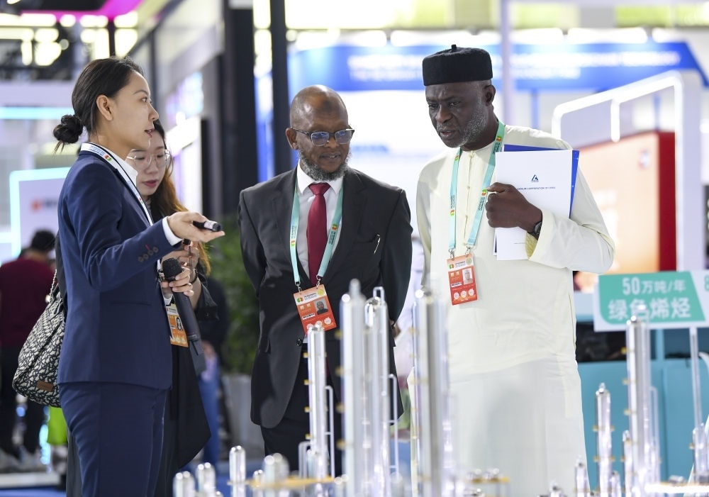 2023年9月22日，嘉賓在第六屆中阿博覽會(huì)上了解清潔能源項(xiàng)目。新華社記者 馮開(kāi)華 攝