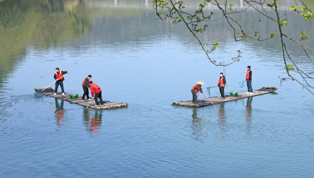 浙江省臺州市仙居縣步路鄉(xiāng)黨員志愿者與河長一起在永安溪巡河護水，清理雜物垃圾（2024年3月20日攝）。新華社發(fā)（王華斌攝）