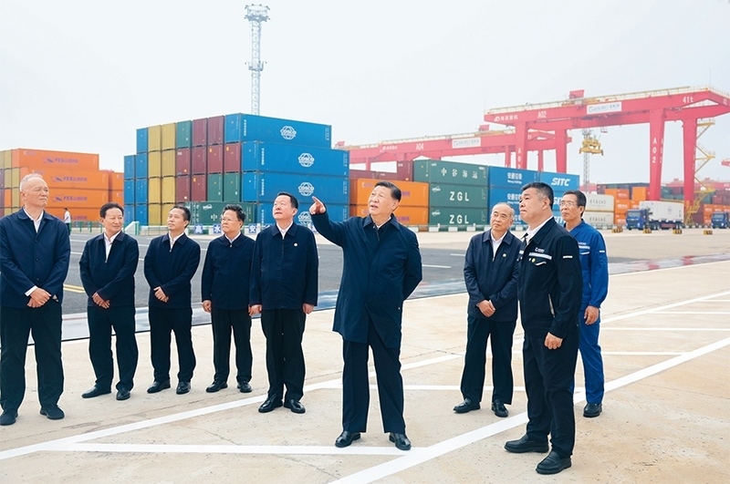 2024年5月22日至24日，中共中央總書記、國家主席、中央軍委主席習近平在山東考察。這是22日下午，習近平在日照港察看全自動化集裝箱碼頭作業(yè)場景。 新華社記者 鞠鵬/攝