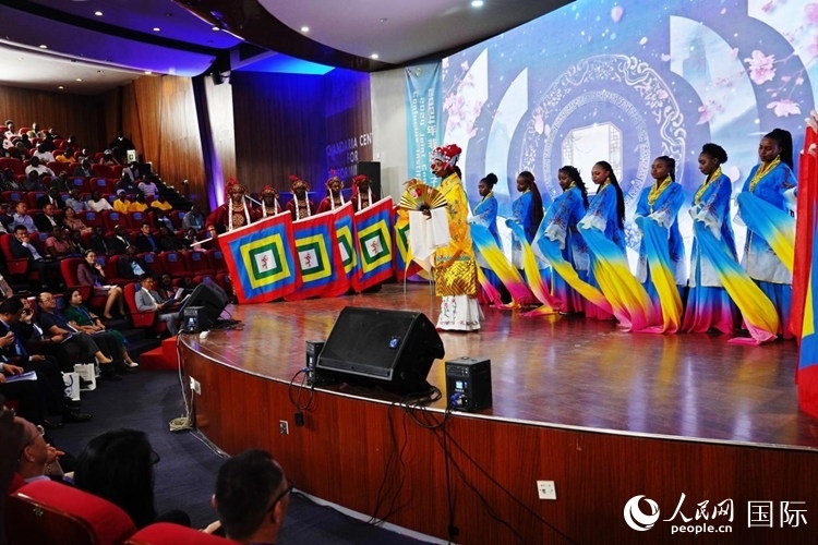 開幕式前，內(nèi)羅畢大學(xué)孔子學(xué)院學(xué)生進(jìn)行文藝表演。人民網(wǎng)記者 黃煒鑫攝