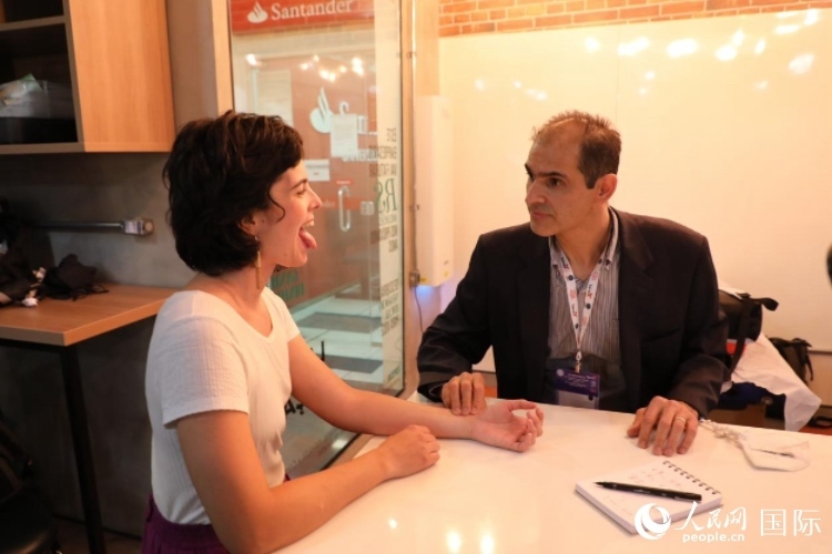 在巴西米納斯吉拉斯州首府貝洛奧里藏特開辦診所的中醫(yī)師保羅·貢扎爾韋斯，正在把脈并觀察舌苔。人民網記者 陳一鳴攝