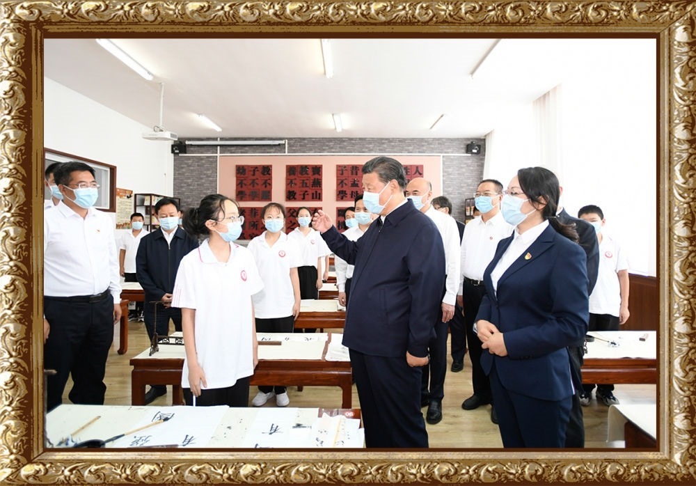 2021年9月13日至14日，習近平總書記在陜西省榆林市考察。14日上午，習近平在綏德實驗中學考察時，同正在練習書法的學生親切交流。