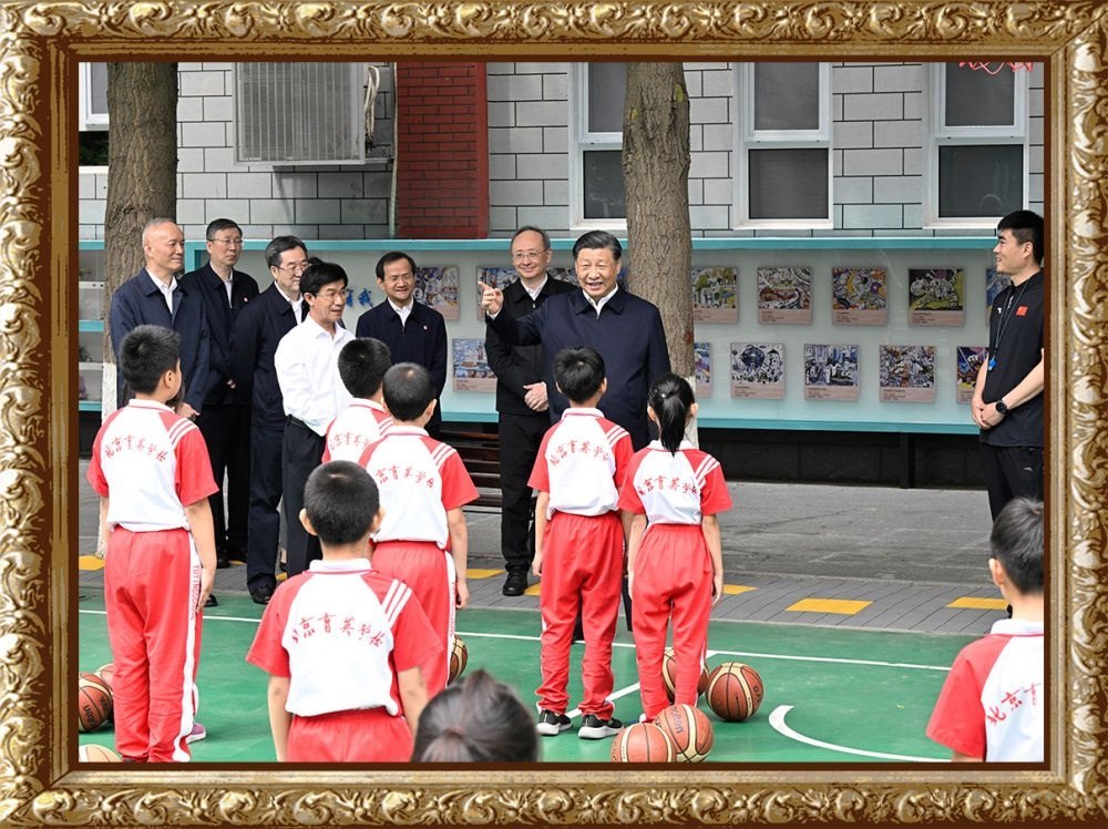2023年5月31日上午，習近平總書記來到北京育英學校看望慰問師生，在籃球場同正在上體育課的小學生們親切交流。習近平親切地說：“現(xiàn)在生活條件好了，孩子們不是要吃得胖胖的，而是要長得壯壯的、練得棒棒的?！? width=