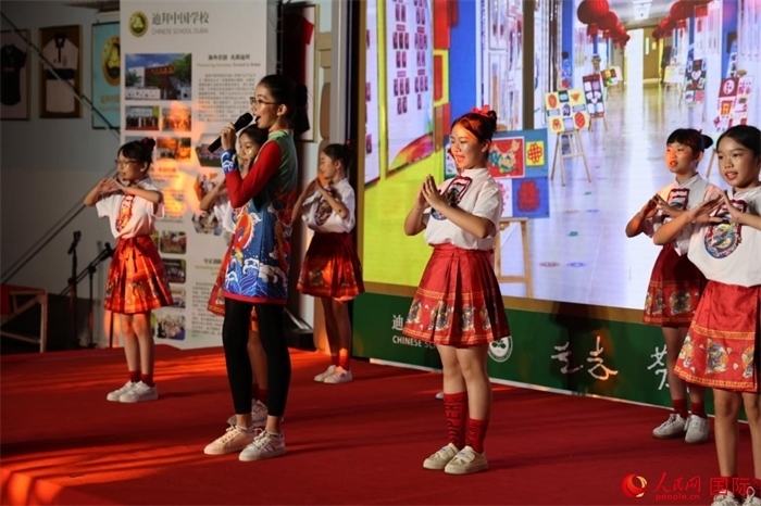 活動上，孩子們表演原創(chuàng)歌舞節(jié)目。人民網(wǎng)記者 張志文攝