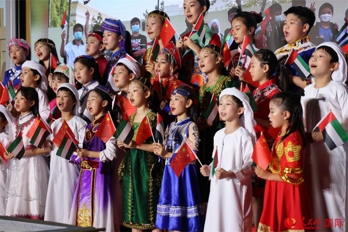 活動上，身著中阿傳統(tǒng)服飾的孩子們共唱歌曲，表達(dá)對美好未來的向往。人民網(wǎng)記者 張志文攝