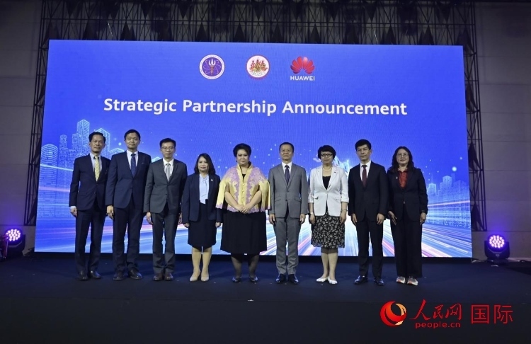 數(shù)字人才峰會現(xiàn)場。左五為泰國高等教育、科學(xué)、研究和創(chuàng)新部長素巴瑪·伊沙拉帕迪，右三中國駐泰國大使館教育參贊許蘭，右四為華為泰國技術(shù)有限公司總經(jīng)理李雄偉。人民網(wǎng)記者 簡承淵攝