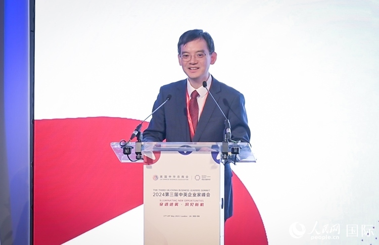英國(guó)中國(guó)商會(huì)會(huì)長(zhǎng)、中國(guó)銀行倫敦分行行長(zhǎng)方文建致辭。人民網(wǎng) 郭錦標(biāo)攝