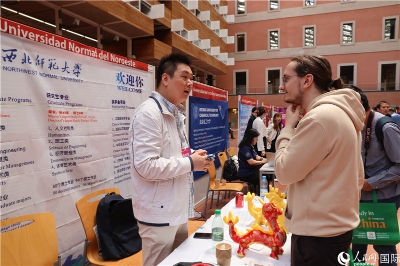 西班牙應(yīng)屆畢業(yè)生在展臺前咨詢。人民網(wǎng)記者 顏歡攝