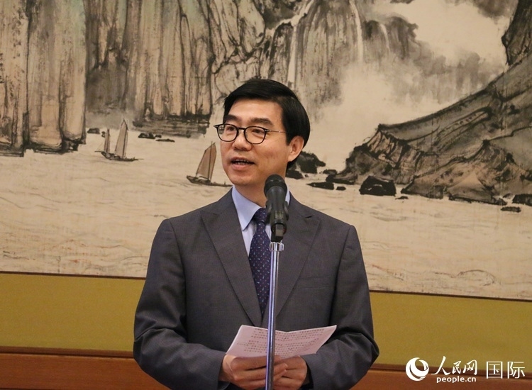 中國駐日本大使館施泳公使致辭。人民網(wǎng) 許可攝
