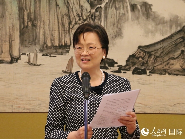 大使夫人丁玥致辭。人民網(wǎng) 許可攝
