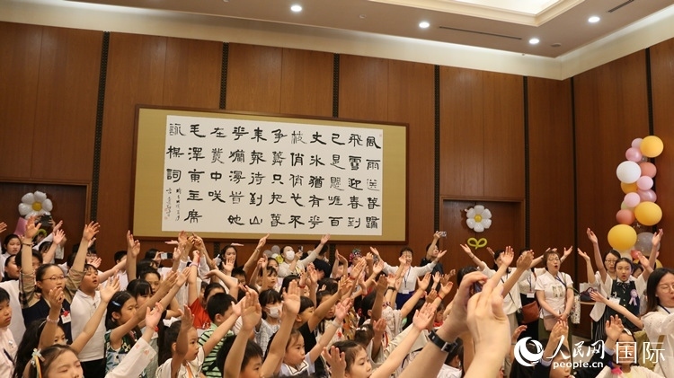 小朋友們合唱《明天會(huì)更好》。人民網(wǎng) 許可攝