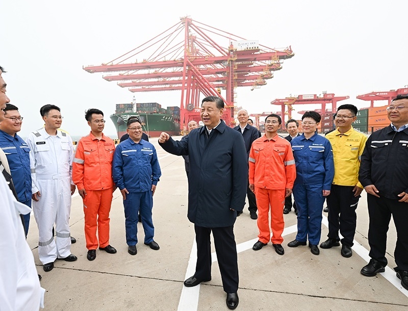 △2024年5月22日，習近平總書記在山東省日照港親切慰問港口科技工作者、運營人員、航運人員。