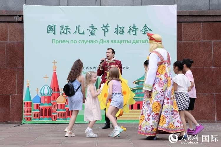 中俄兩國小朋友共同參與互動(dòng)游戲。人民網(wǎng)記者 隋鑫攝