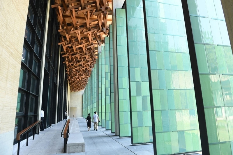 2022年7月23日，杭州國(guó)家版本館屋頂?shù)哪緲?gòu)和青瓷門扇相映成趣。