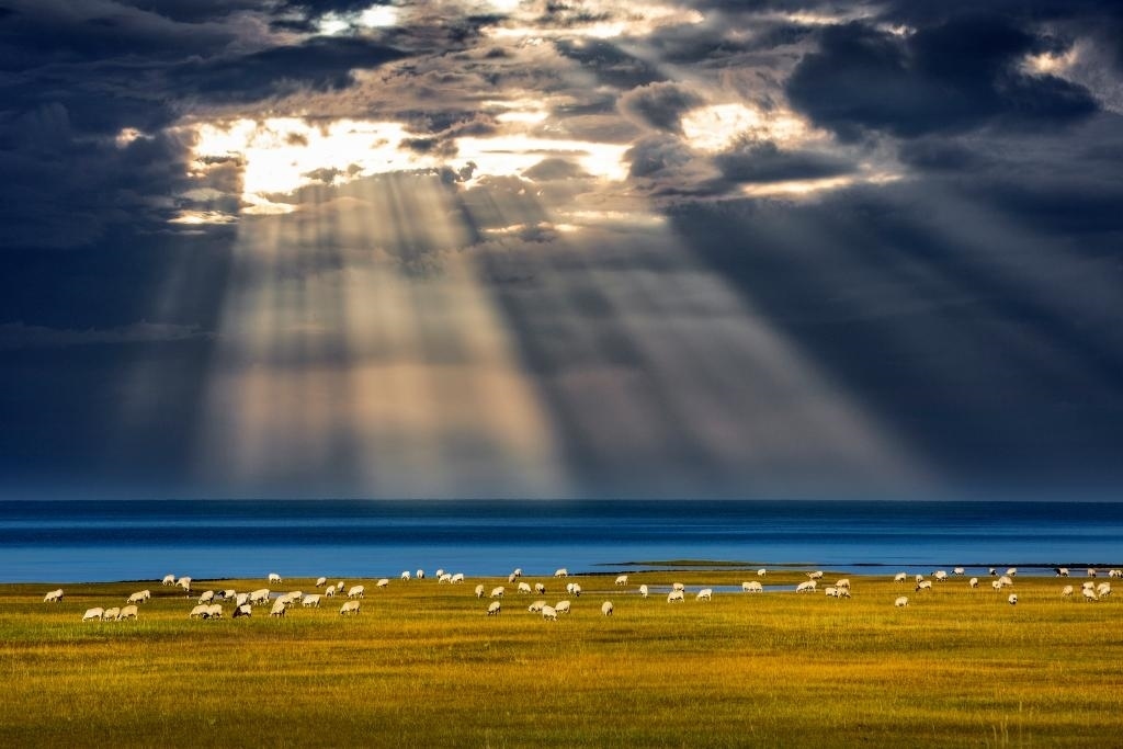 這是2022年9月21日在海北藏族自治州海晏縣拍攝的青海湖一角。（通聯(lián)照片 焦生福 攝）