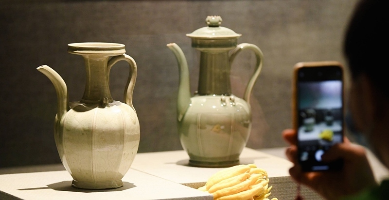 2021年9月14日，浙江省博物館，觀眾在拍攝北宋龍泉窯執(zhí)壺（左）和龍泉青瓷藝人劉杰制作的執(zhí)壺。