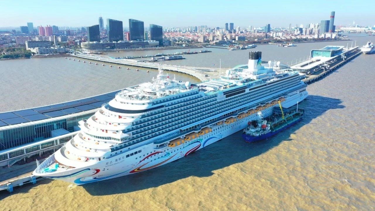 △2024年1月1日，國(guó)產(chǎn)首艘大型郵輪“愛(ài)達(dá)·魔都號(hào)”從上海吳淞口國(guó)際郵輪港開啟商業(yè)首航。