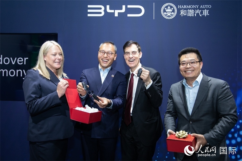 兩位英國消費(fèi)者獲得新車鑰匙。人民網(wǎng)記者 許立群攝影