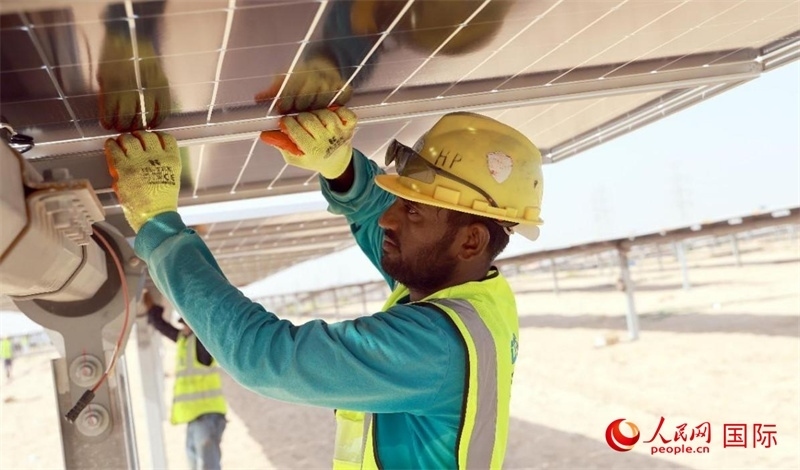 工人正在安裝光伏面板。人民網(wǎng)記者 管克江攝