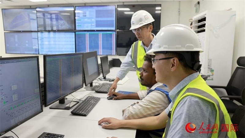 工作人員進行倒送電準(zhǔn)備。人民網(wǎng)記者 管克江攝