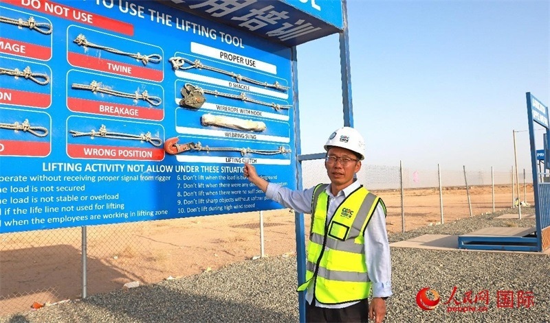 中國能建國際工程公司副總經(jīng)理兼阿爾舒巴赫電站項目經(jīng)理熊高峽展示安全培訓(xùn)中心設(shè)施。人民網(wǎng)記者 管克江攝