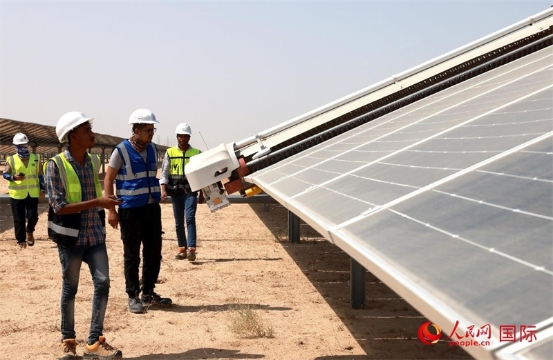 工作人員在測試自動清掃機器人。人民網(wǎng)記者管克江攝