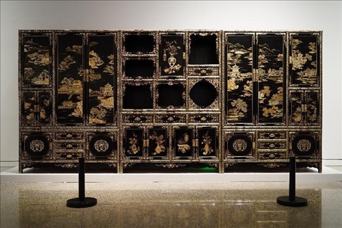 2023年7月9日，北京，中國工藝美術(shù)館·中國非物質(zhì)文化遺產(chǎn)館，“山西特色專業(yè)鎮(zhèn)·平遙非遺雙寶中華行”展覽展出的推光漆器作品。