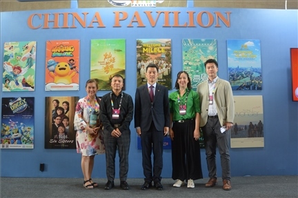 相關(guān)公司代表與中國(guó)駐里約熱內(nèi)盧總領(lǐng)館商務(wù)參贊敬艷輝在中國(guó)聯(lián)合展臺(tái)前合影。中廣國(guó)際公司供圖