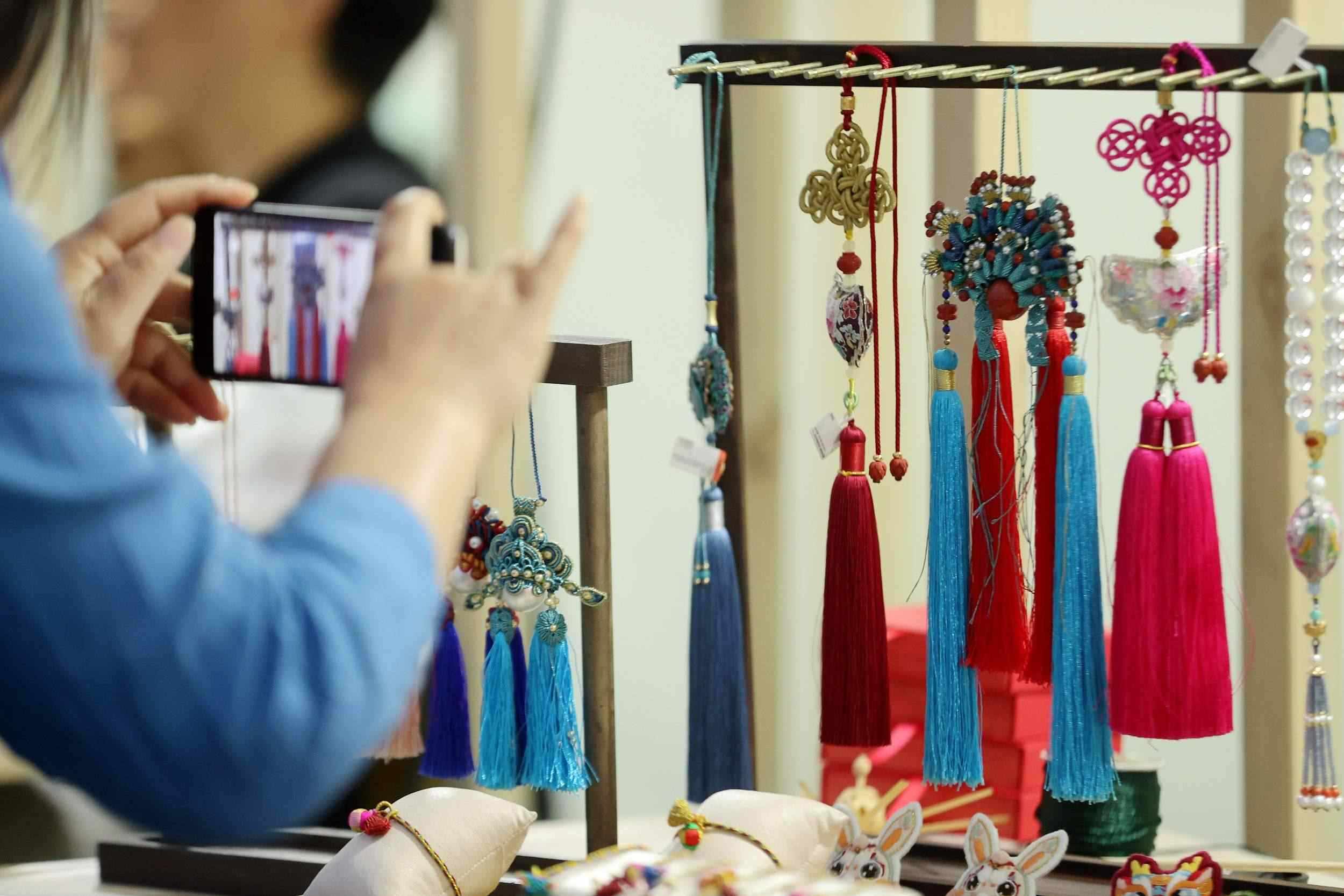 浙江湖州:多彩非遺文化展迎接文化和自然遺產(chǎn)日(圖片來(lái)源:視覺(jué)中國(guó))