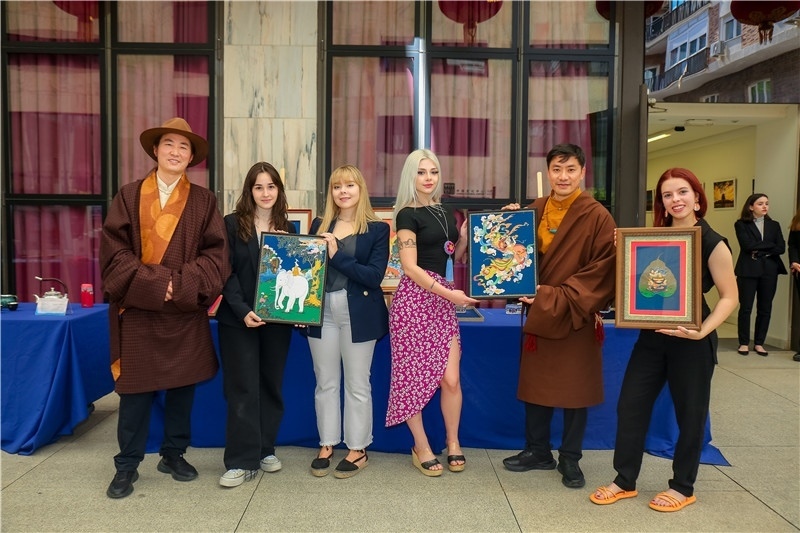 西班牙嘉賓參觀青海傳統(tǒng)手工技藝展示。主辦方供圖