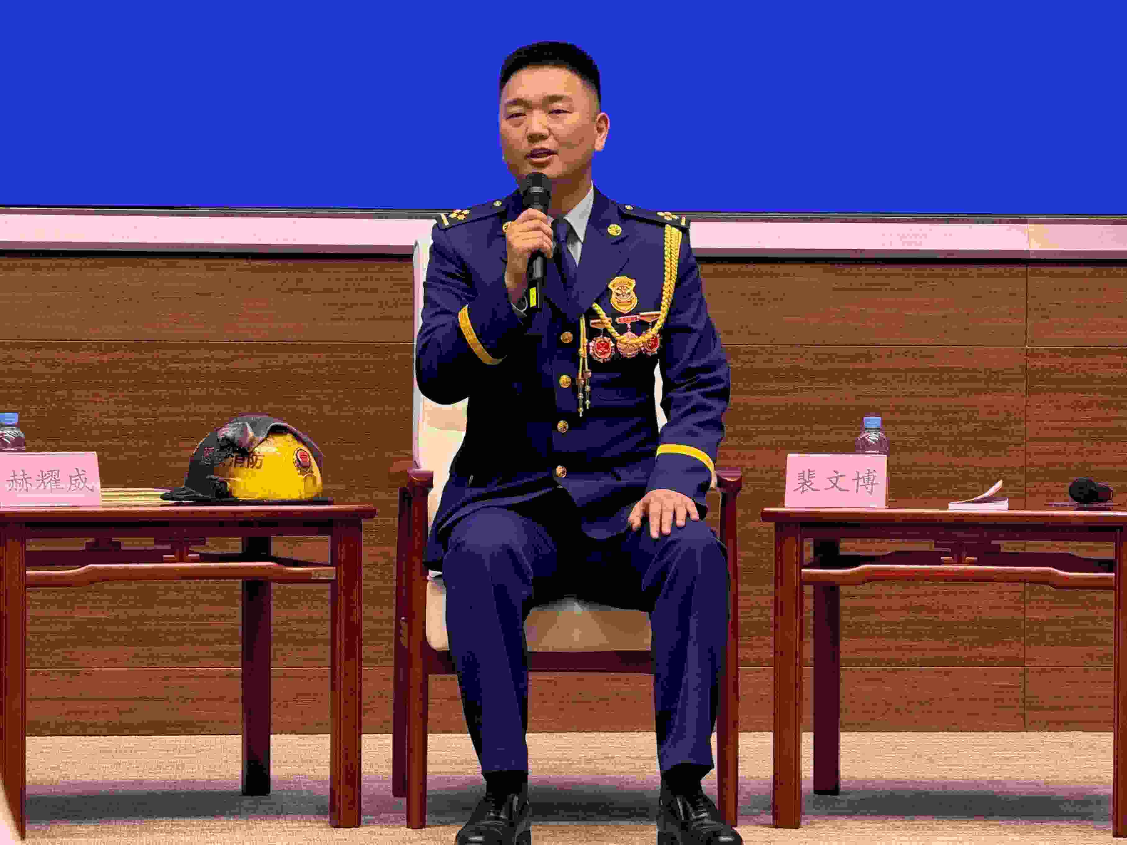 寶塔消防救援站政治指導員裴文博在回答記者提問。人民網(wǎng)記者 郝萍攝