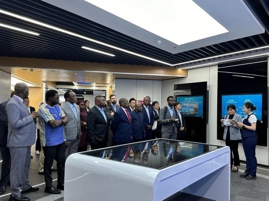 使節(jié)團(tuán)考察云上貴州大數(shù)據(jù)集團(tuán)展示中心。新華社記者 袁睿 攝