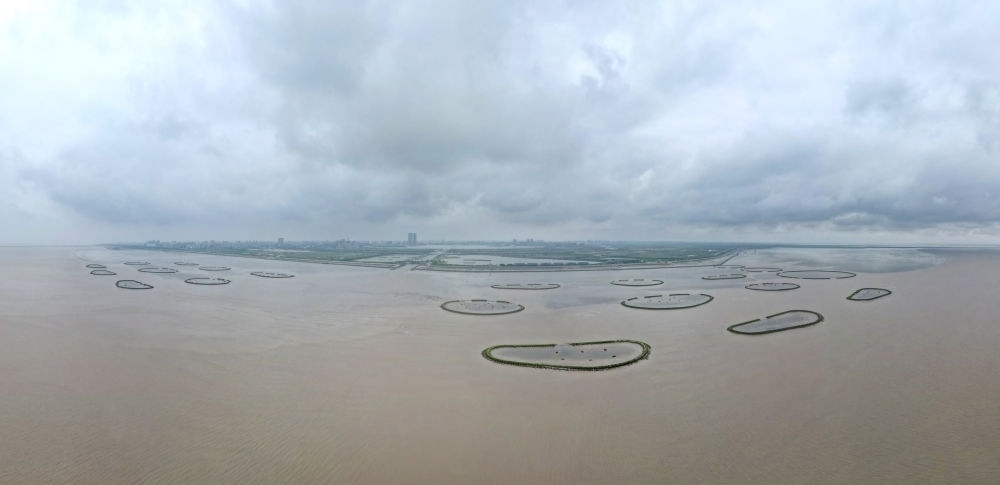 2024年5月31日，上海臨港新片區(qū)南匯嘴水域?yàn)┩可系哪迪牻福o(wú)人機(jī)照片）。新華社記者 方喆 攝