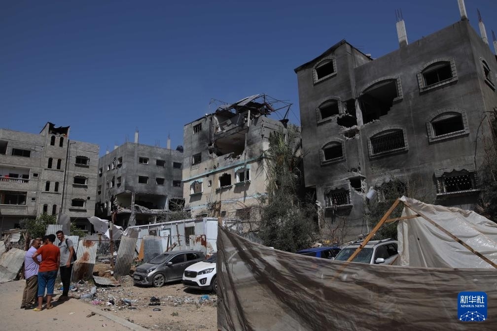 這是6月8日在加沙地帶中部努賽賴特難民營拍攝的在以軍襲擊中受損嚴重的房屋及車輛。新華社發(fā)（馬爾萬·達烏德攝）