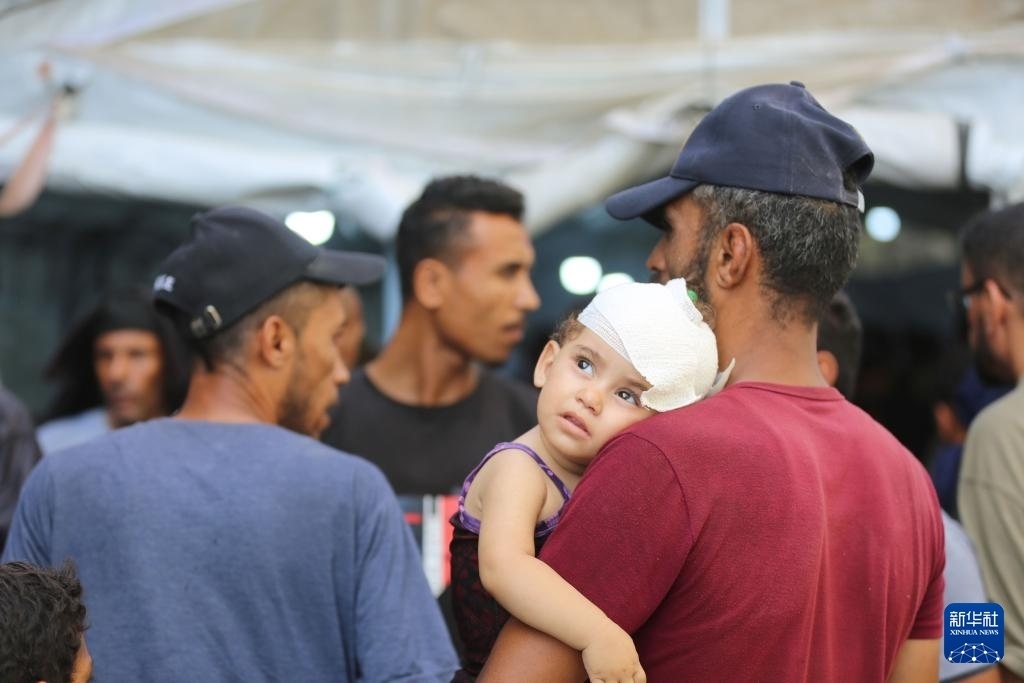 這是6月8日在加沙地帶中部努賽賴特難民營拍攝的傷員。新華社發(fā)（馬爾萬·達烏德攝）