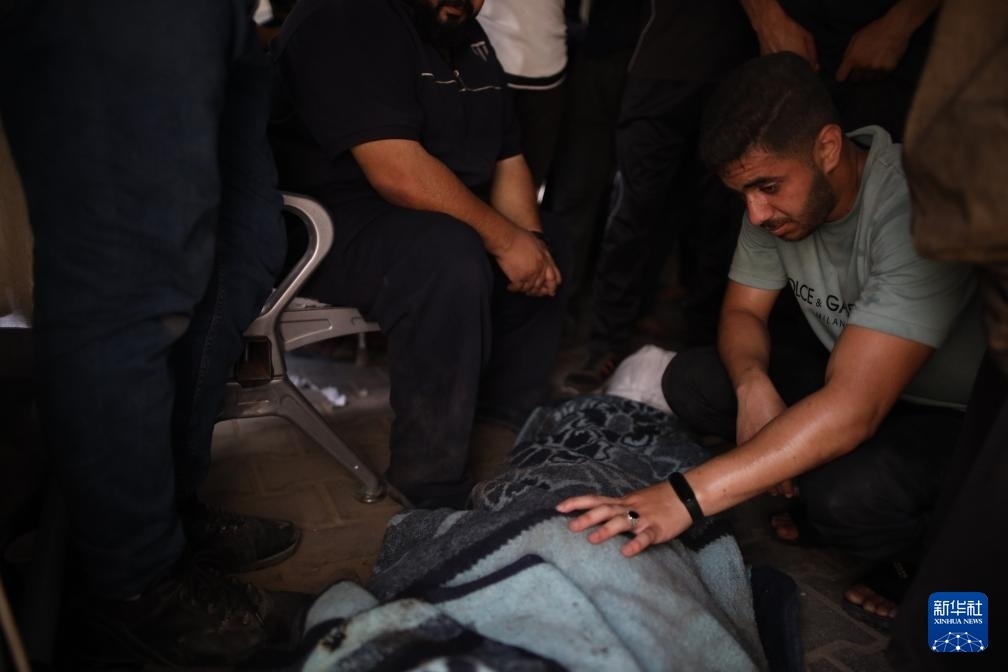 這是6月8日在加沙地帶中部努賽賴特難民營拍攝的以軍襲擊受害者。新華社發(fā)（馬爾萬·達烏德攝）