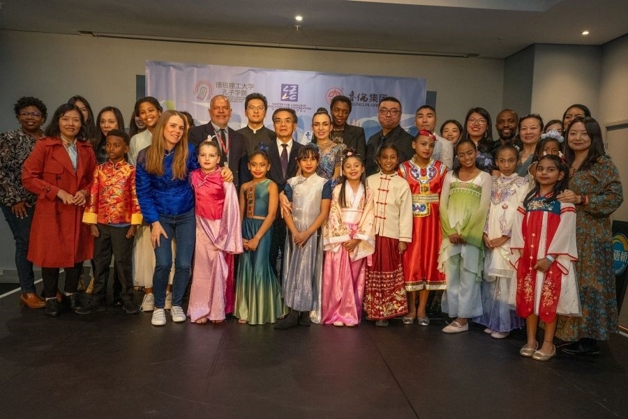 中南嘉賓與選手們合影。