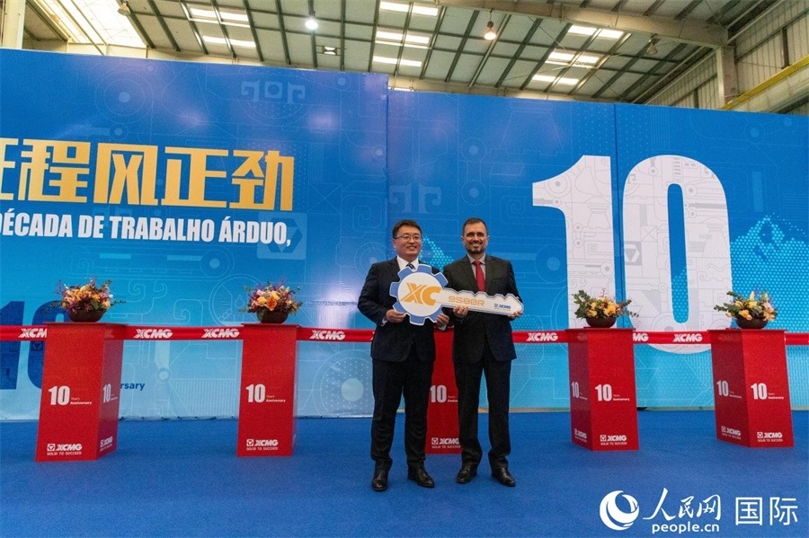 儀式上，徐工巴西制造總經(jīng)理李寒光將第23456臺(tái)產(chǎn)品鑰匙交付給客戶巴西Simak公司首席執(zhí)行官安德森·阿布魯手中。 人民日?qǐng)?bào)社拉美中心分社 威廉·科埃略·維亞納攝